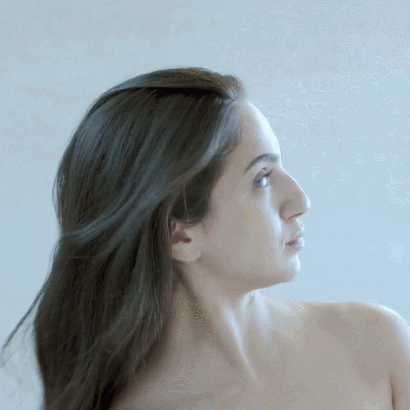 répartir l'huile sur les cheveux et brosser